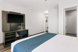 Habitación Deluxe, 1 cama de matrimonio, no fumadores, frigorífico y microondas | Escritorio, espacio para trabajar con un portátil, cortinas opacas