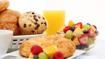 فطور كامل يوميًا بتكلفة قدرها (18 USD للشخص)