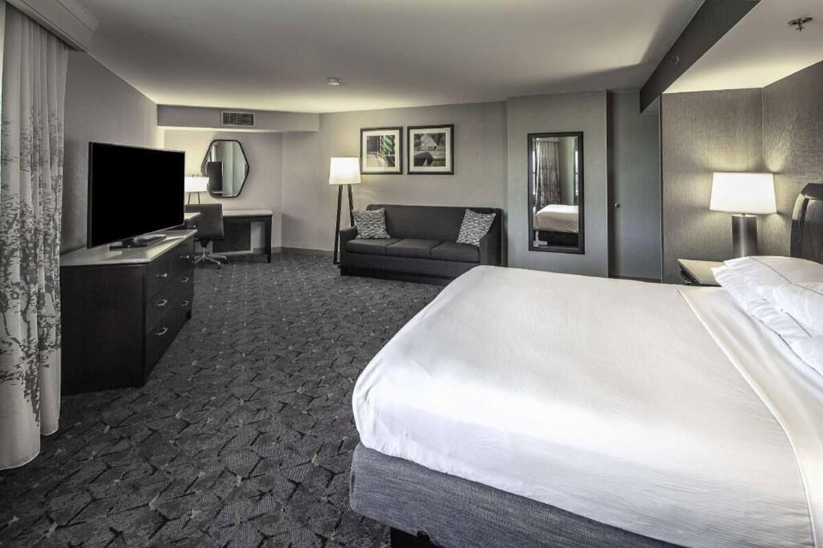 Premium bedding, in-room safe, desk, blackout drapes