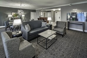 Presidentail Suite | Premium bedding, in-room safe, desk, blackout drapes - DoubleTree by Hilton Hotel Modesto (Modesto)