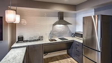 Een koelkast, een microgolfoven, een koffiezetapparaat/waterkoker