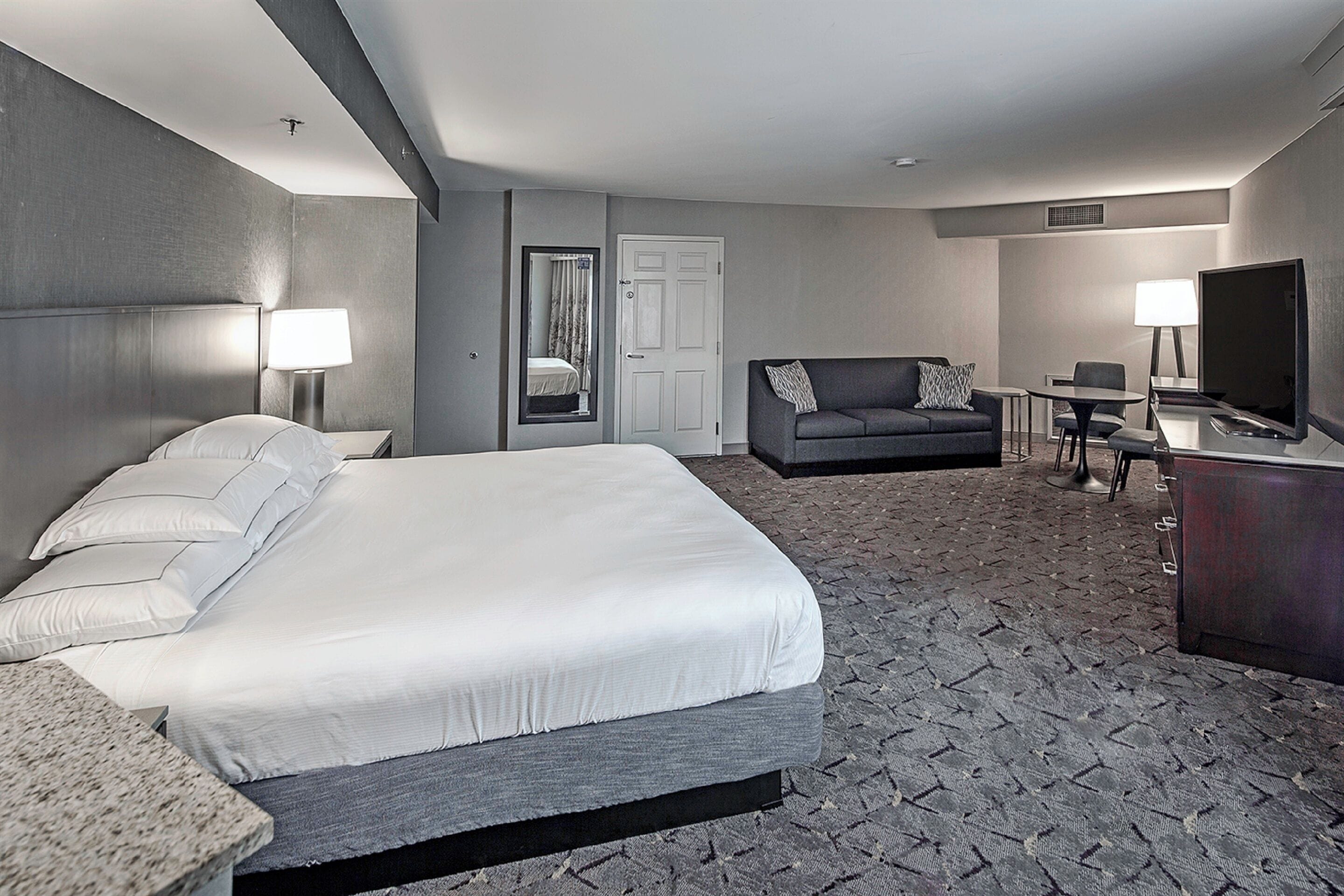 Ropa de cama de alta calidad y caja de seguridad en la habitación 