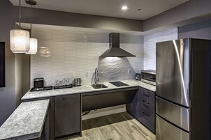 Frigorífico, microondas, cafetera o tetera y trona infantil