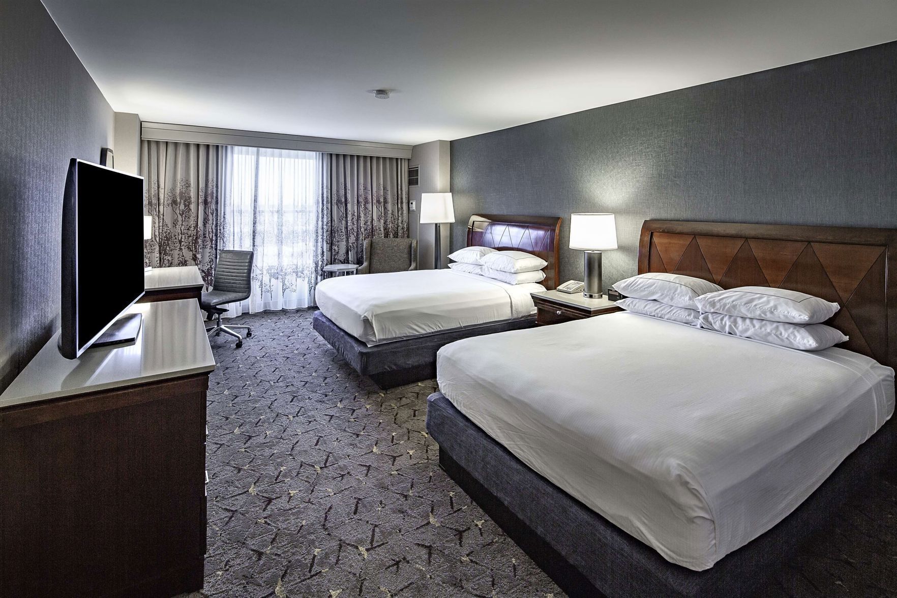 Premium bedding, in-room safe, desk, blackout drapes