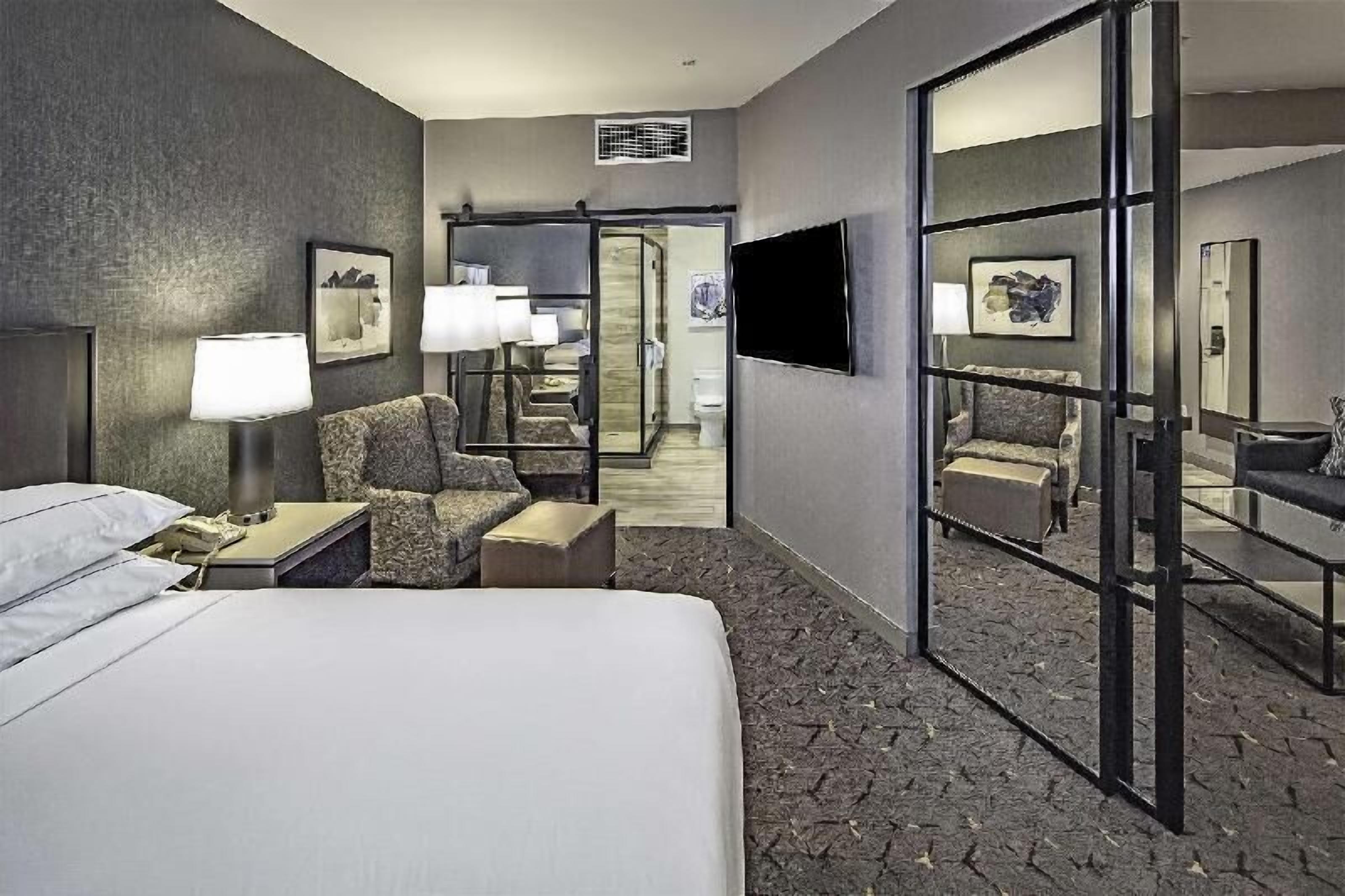 Premium bedding, in-room safe, desk, blackout drapes