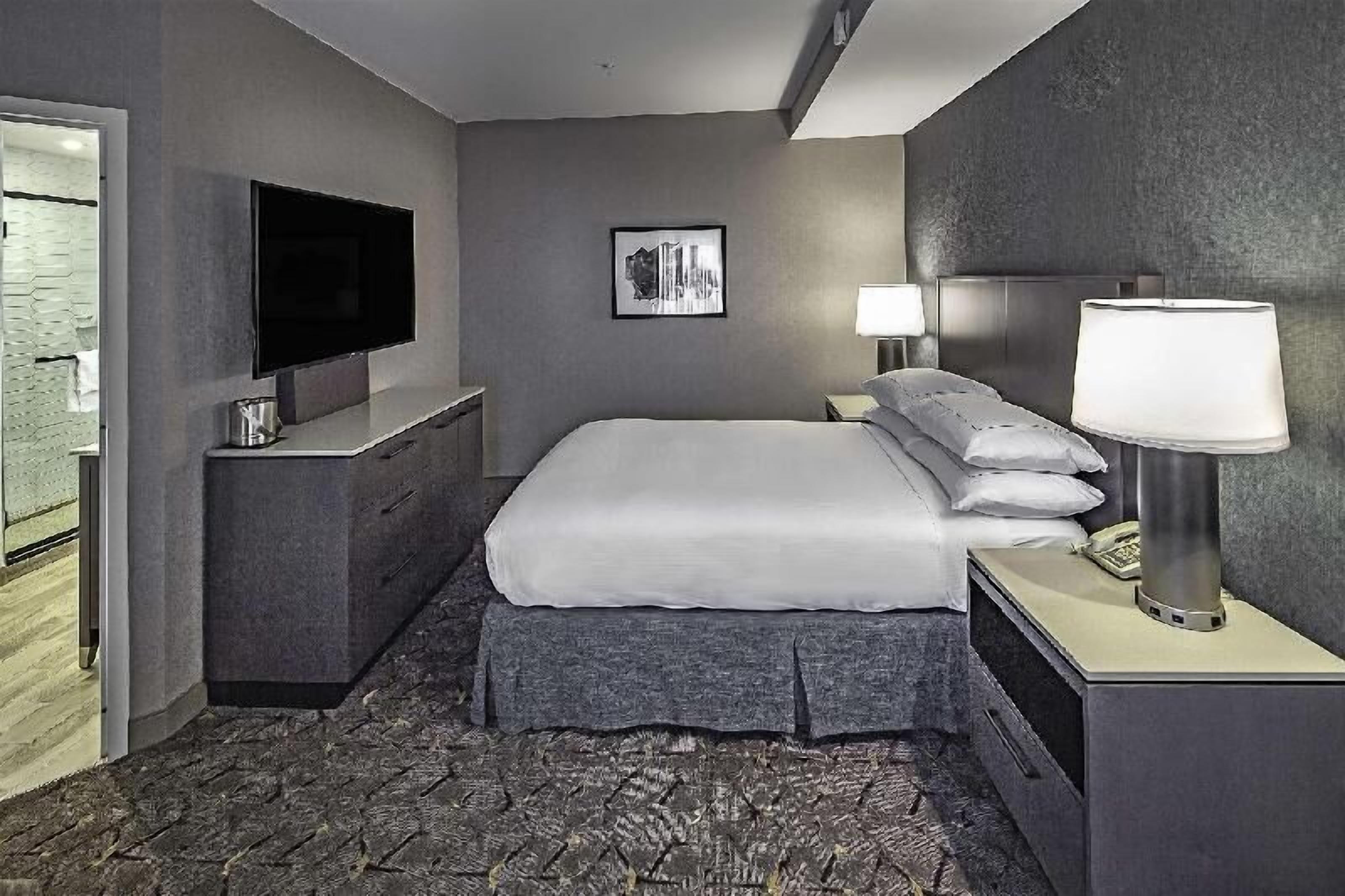 Premium bedding, in-room safe, desk, blackout drapes