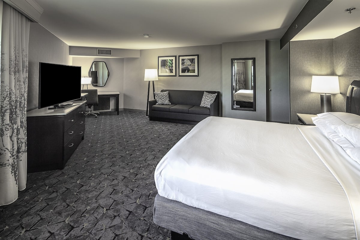 Premium bedding, in-room safe, desk, blackout curtains