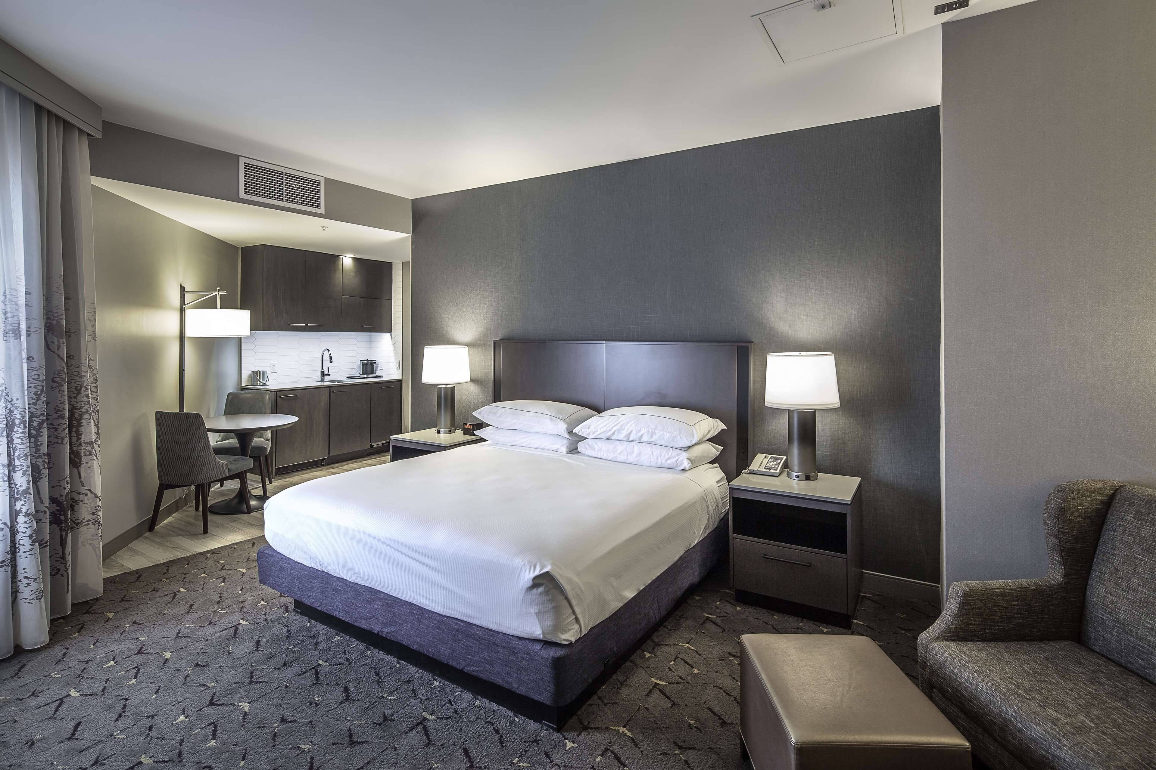 Refrigerador, microondas, cafetera/tetera, silla alta para bebés