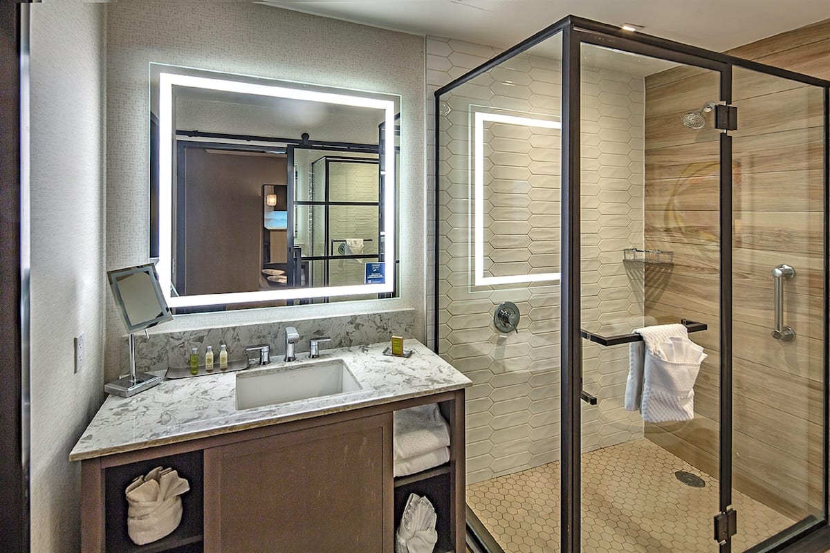Amenidades de baño ecológicas, secadora de cabello, toallas, jabón
