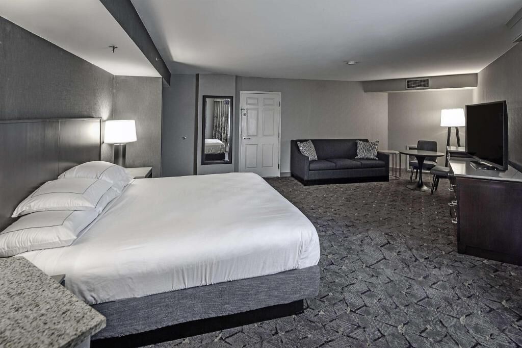 Premium bedding, in-room safe, desk, blackout drapes