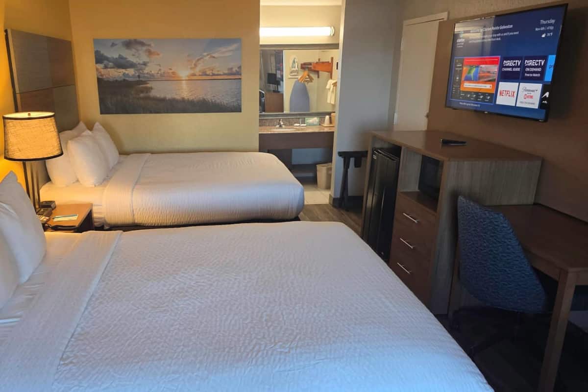 Escritorio, cortinas blackout y tabla de planchar con plancha