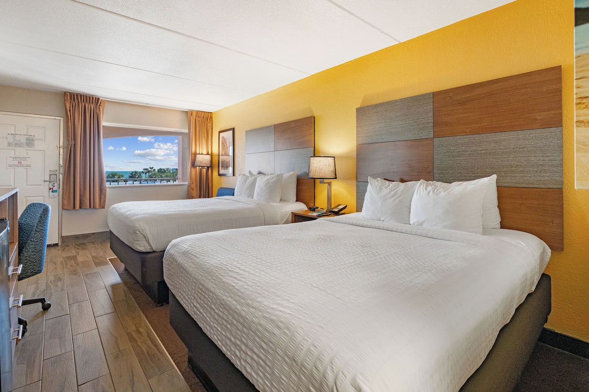 Escritorio, cortinas blackout y tabla de planchar con plancha