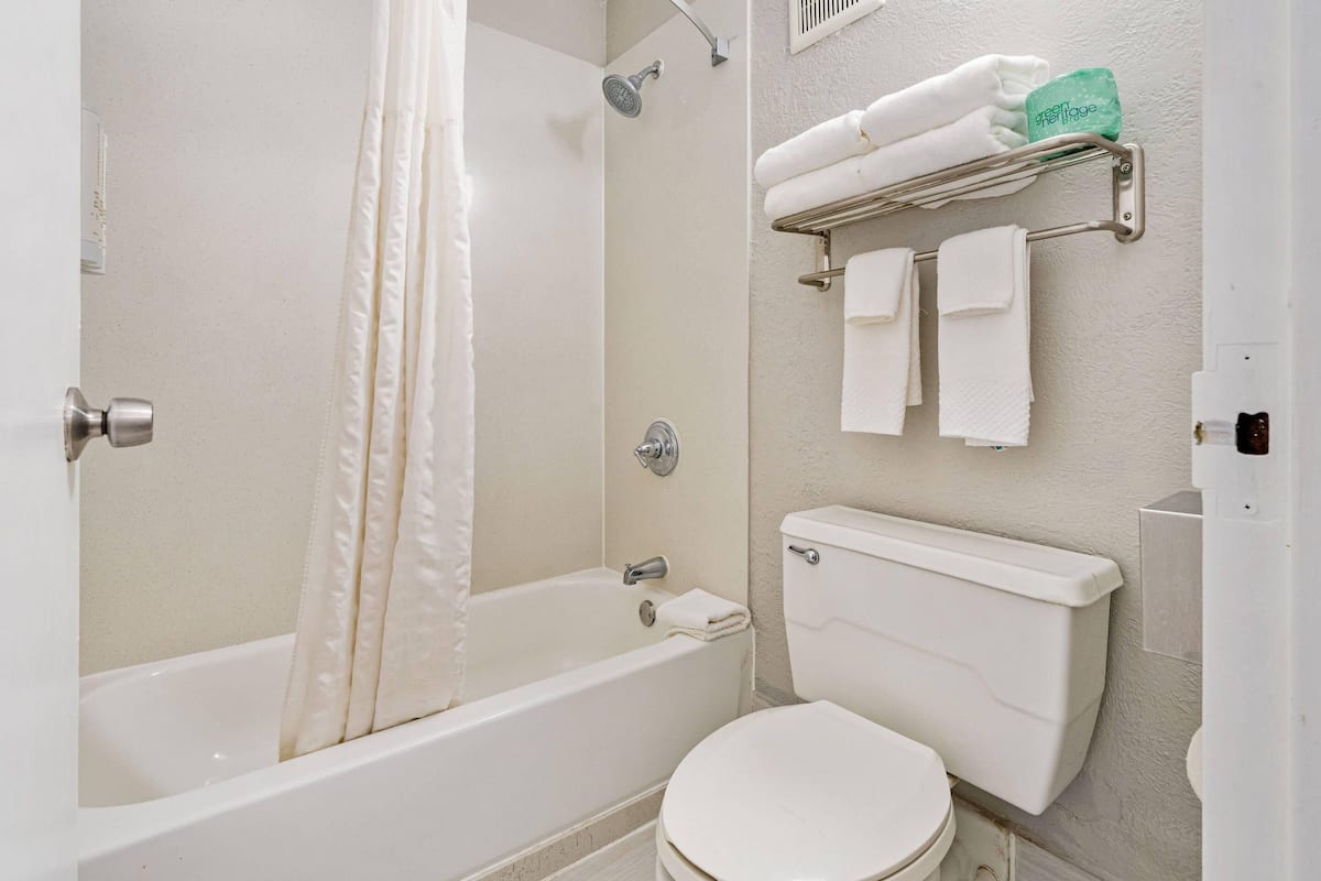 Standard Room, 2 Queen Beds | Bureau, rideaux dâobscurcissement, fer et planche Ă repasser