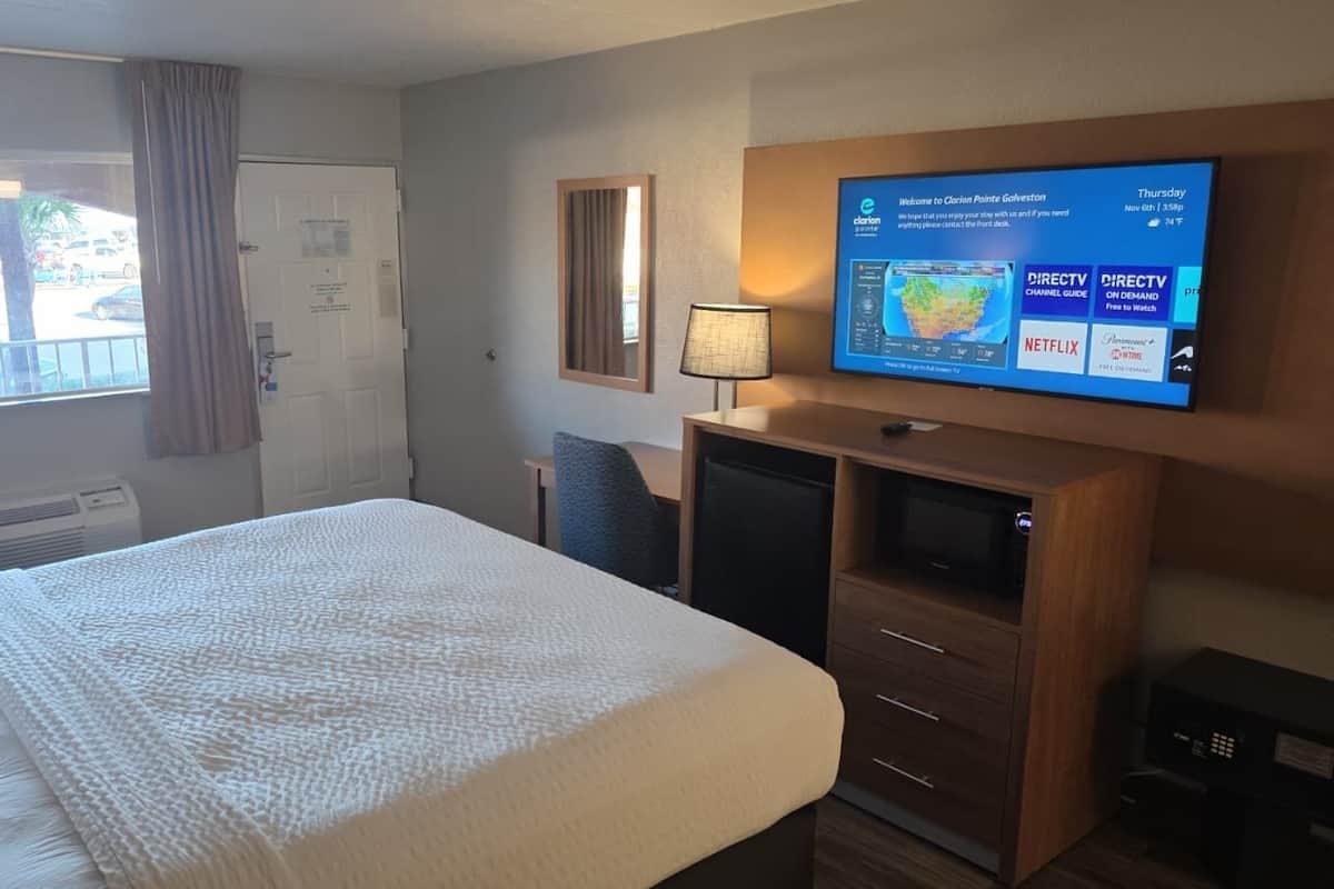 Escritorio, cortinas blackout y tabla de planchar con plancha