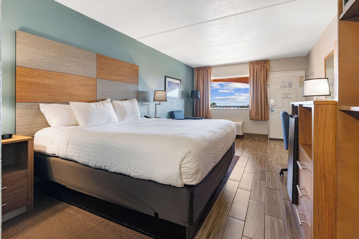 Desk, blackout drapes, iron/ironing board, free WiFi