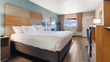 Escritorio, cortinas blackout y tabla de planchar con plancha