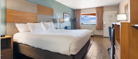 Escritorio, cortinas blackout y tabla de planchar con plancha