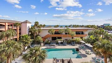 Piscina all'aperto, ombrelloni da piscina, lettini