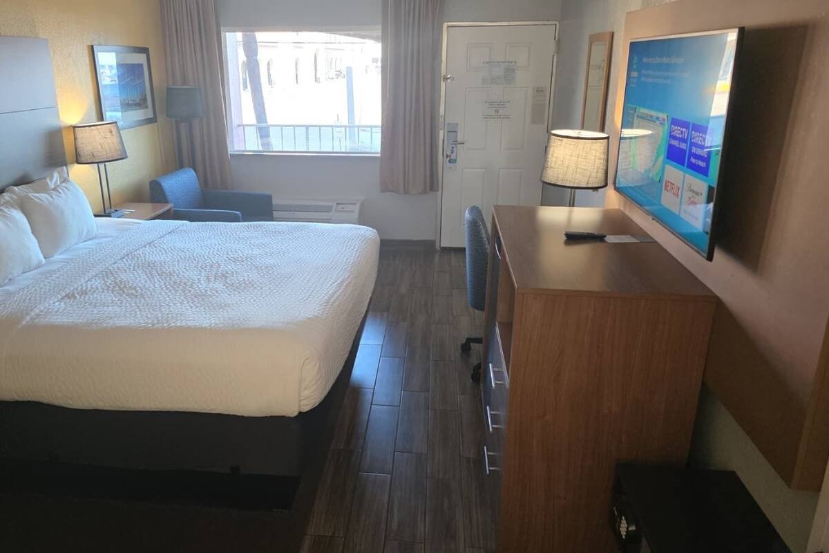 Habitación, 1 cama Queen size, regadera para personas con discapacidad, para no fumadores | Escritorio, cortinas blackout y tabla de planchar con plancha