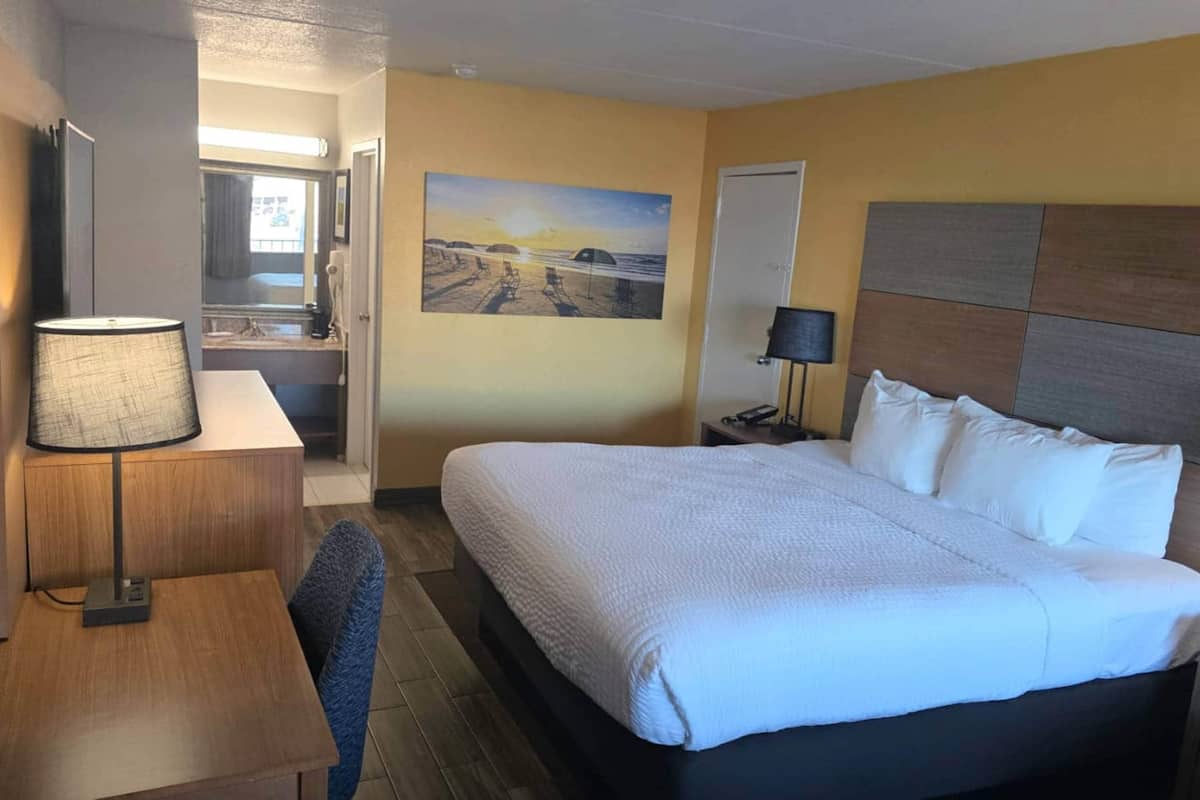 Escritorio, cortinas blackout y tabla de planchar con plancha