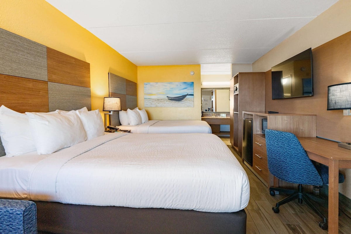 Standard Room, 2 Queen Beds, Pool View | Bureau, rideaux dâobscurcissement, fer et planche Ă repasser