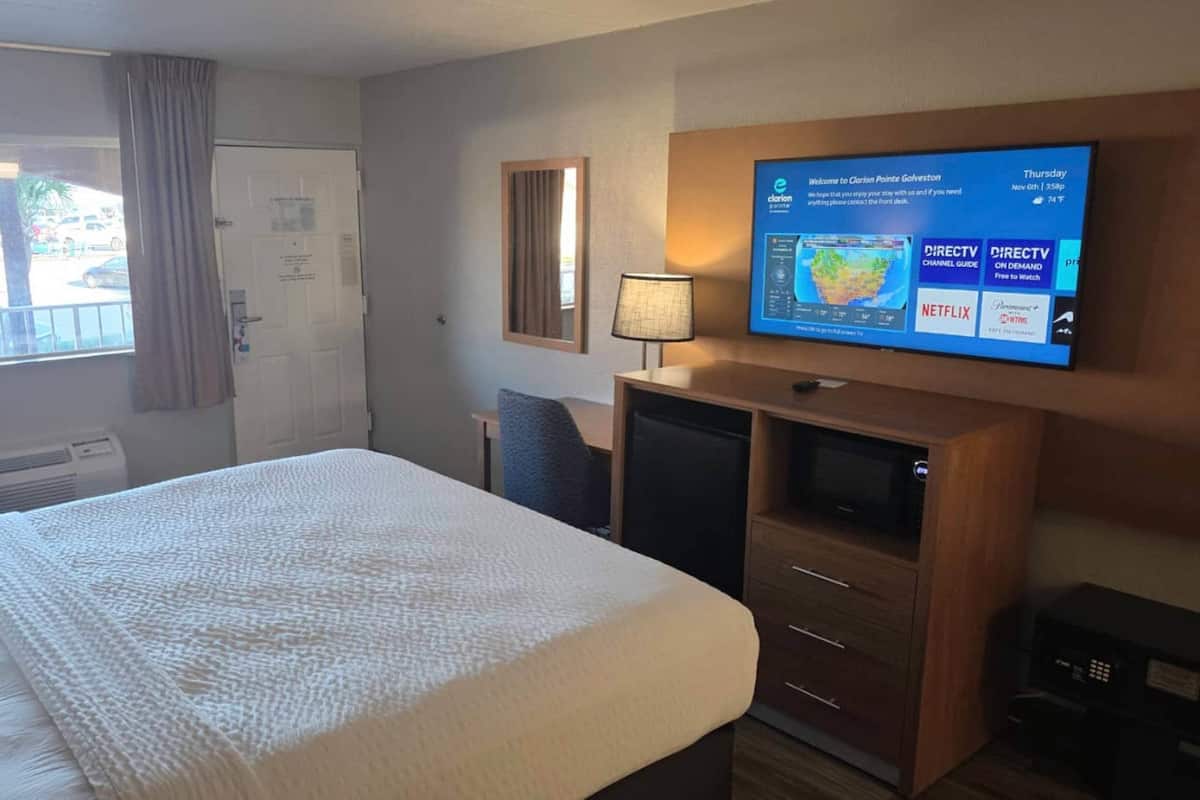 Habitación, 1 cama Queen size, regadera para personas con discapacidad, para no fumadores | Escritorio, cortinas blackout y tabla de planchar con plancha