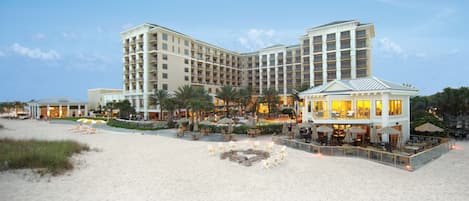 Praia particular, areia branca, espreguiçadeiras, guarda-sóis