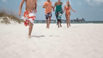Playa privada, playa de arena blanca, camastros y sombrillas