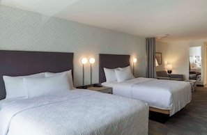 Schreibtisch, laptopgeeigneter Arbeitsplatz, Bügeleisen/Bügelbrett