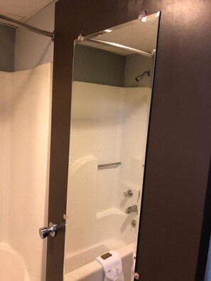 Tina con regadera, amenidades de baño gratuitas, secadora de cabello 