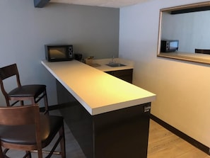 Mini-Kühlschrank, Mikrowelle