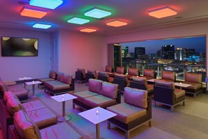 2 bars/lounges