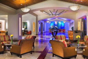 2 bars/lounges
