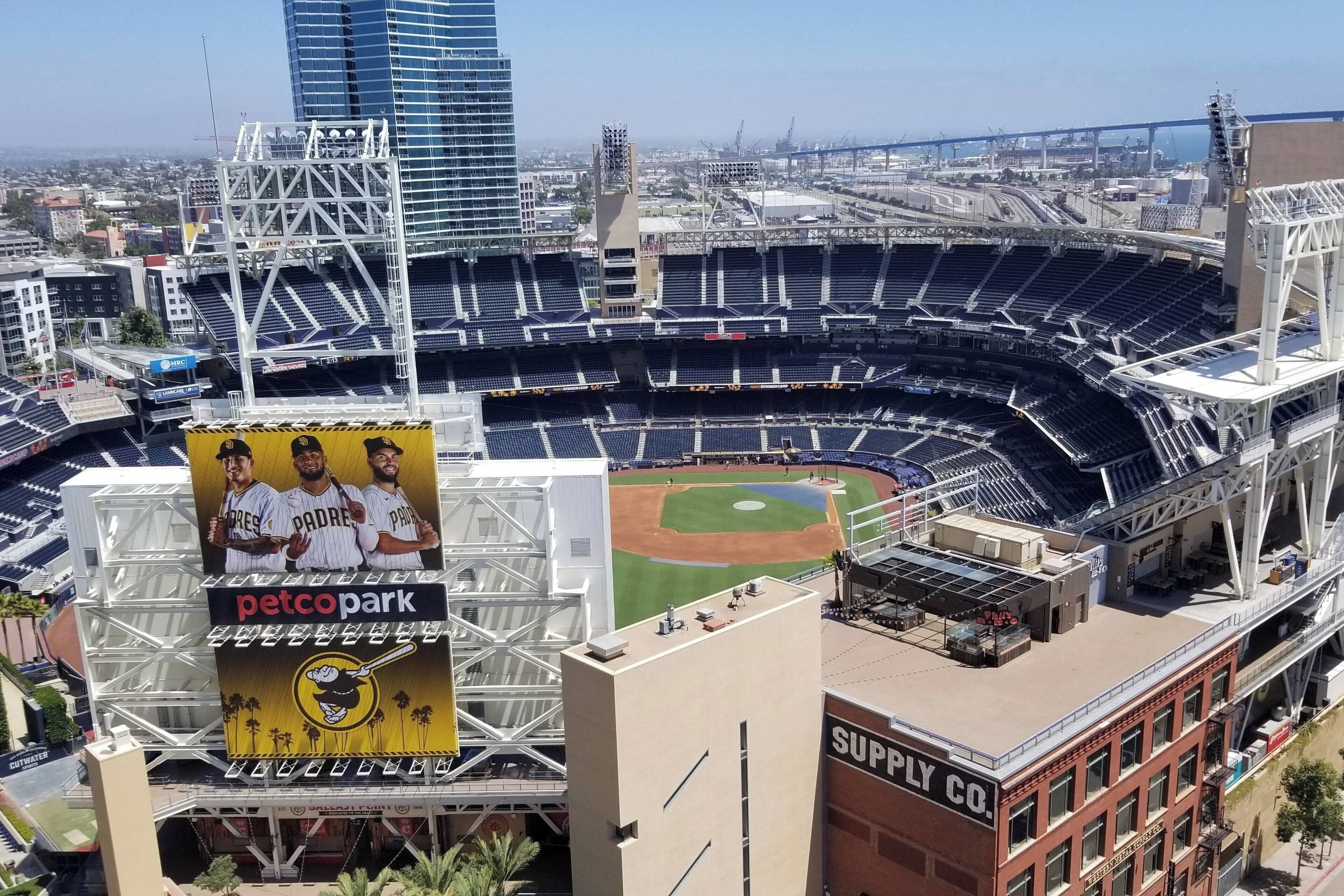 Ein Stadion mit mehreren Sitzebenen und einer großen Werbung für PetcoPark.