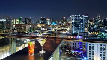 2 bars/lounges
