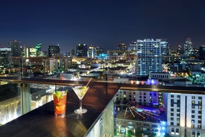 2 bars/lounges