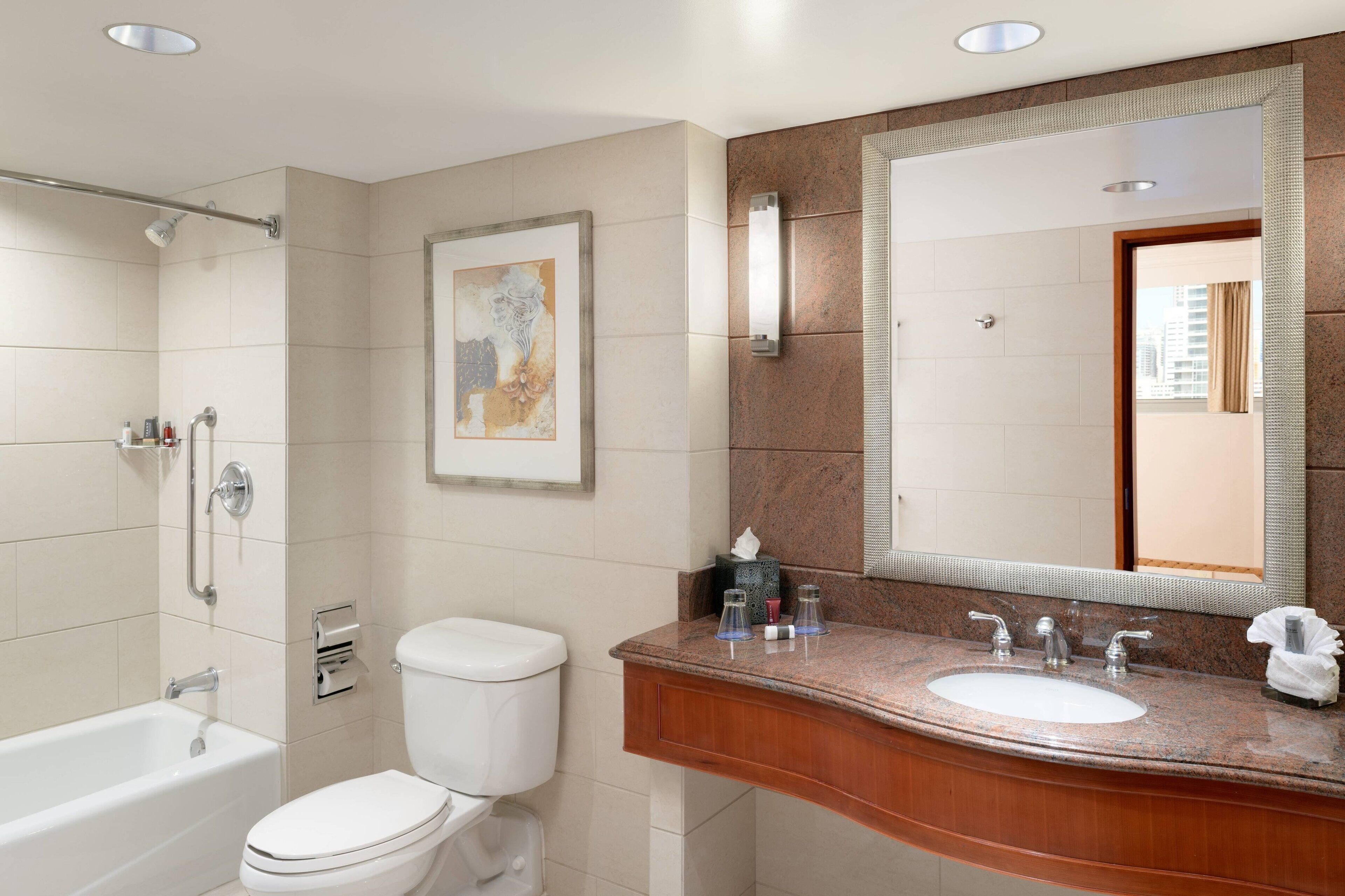 Un baño moderno con bañera, inodoro y lavamanos.