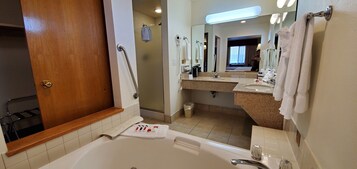 Suite estudio, 1 cama de matrimonio grande, no fumadores | Baño | Secador de pelo y toallas