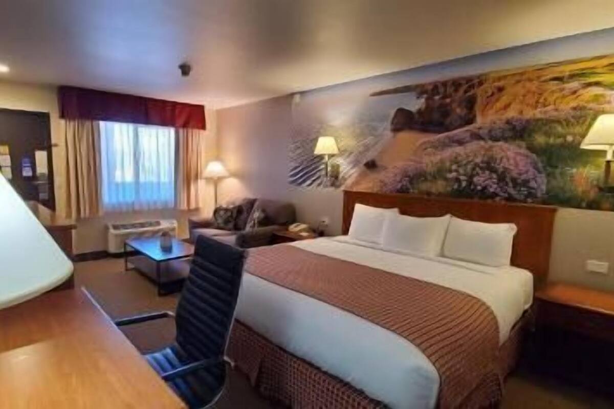 Tabla de planchar con plancha, wifi gratis y ropa de cama