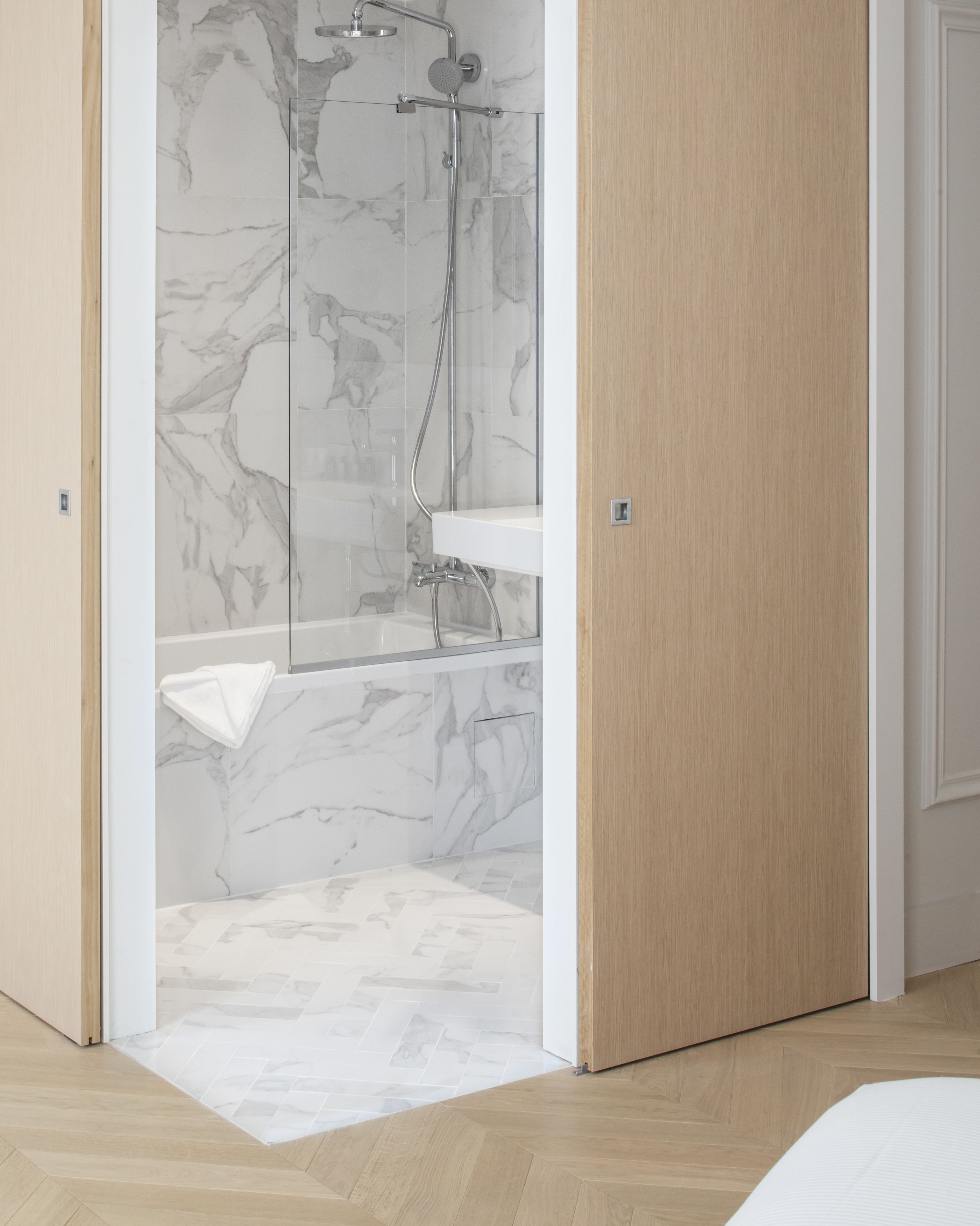 Un baño moderno con ducha, bañera y tocador.