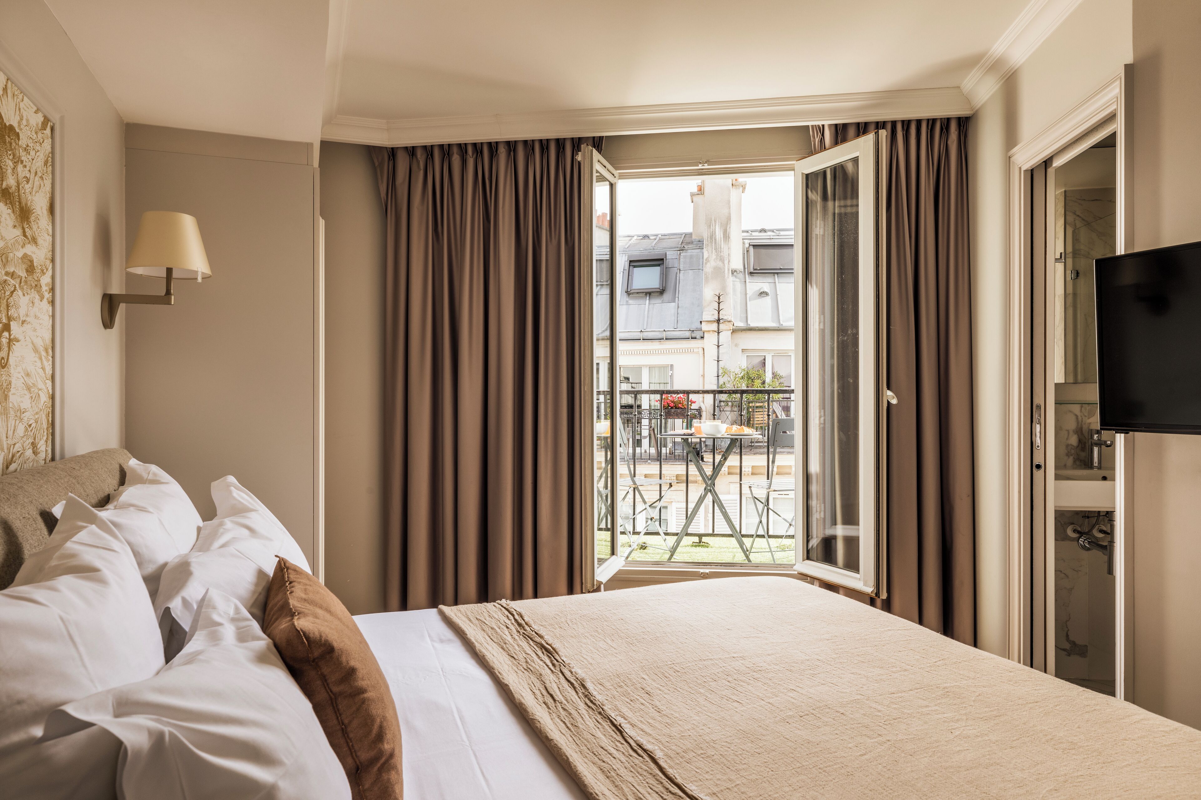 Premium bedding, in-room safe, desk, blackout curtains