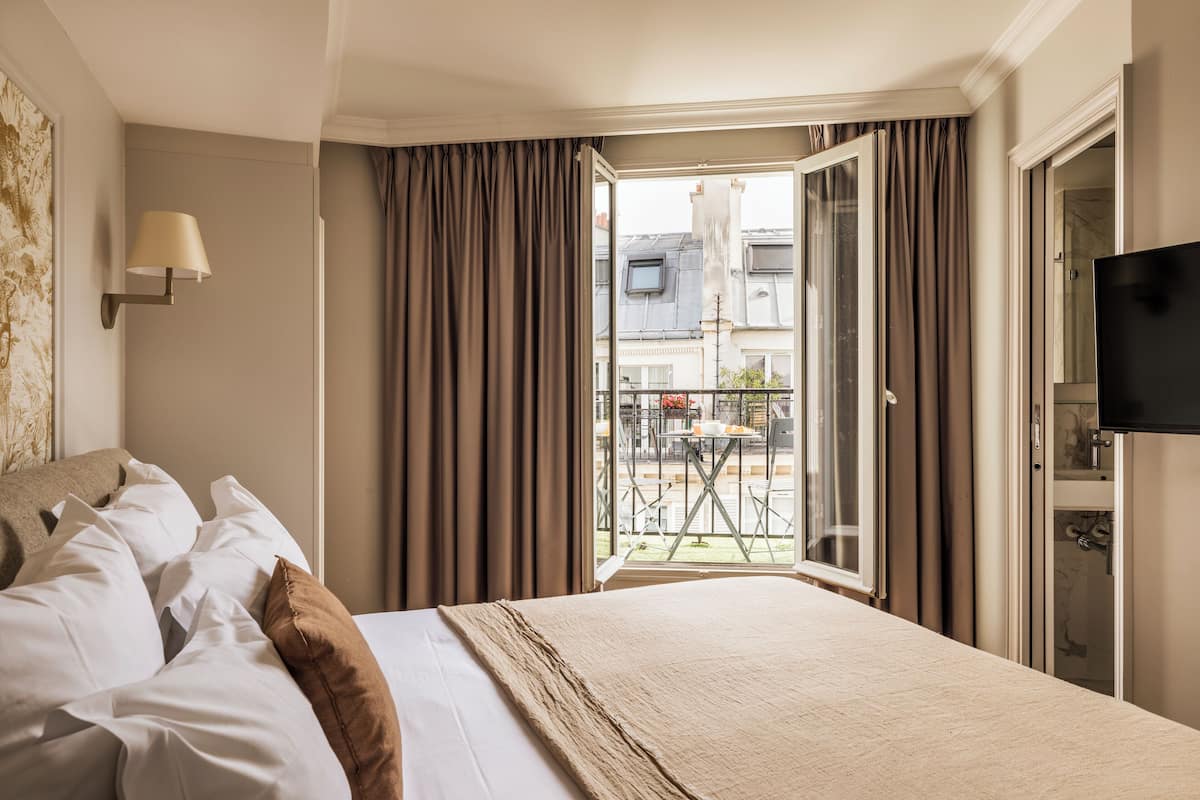 Premium bedding, in-room safe, desk, blackout curtains