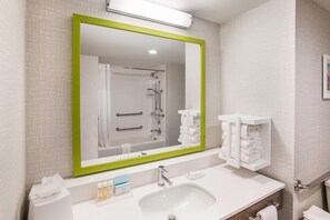 Combined shower/bathtub, deep-soaking bathtub, free toiletries - Hampton Inn & Suites Houghton (Houghton)