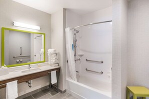 Studio, 1 Katil Ratu (Queen), Accessible, Bathtub (Mobility & Hearing) | Bilik Mandi | Gabungan pancuran/tab mandi, tab mandi rendaman dalam 