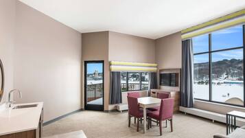Suite, 1 kingsize-seng, balkong | Minibar