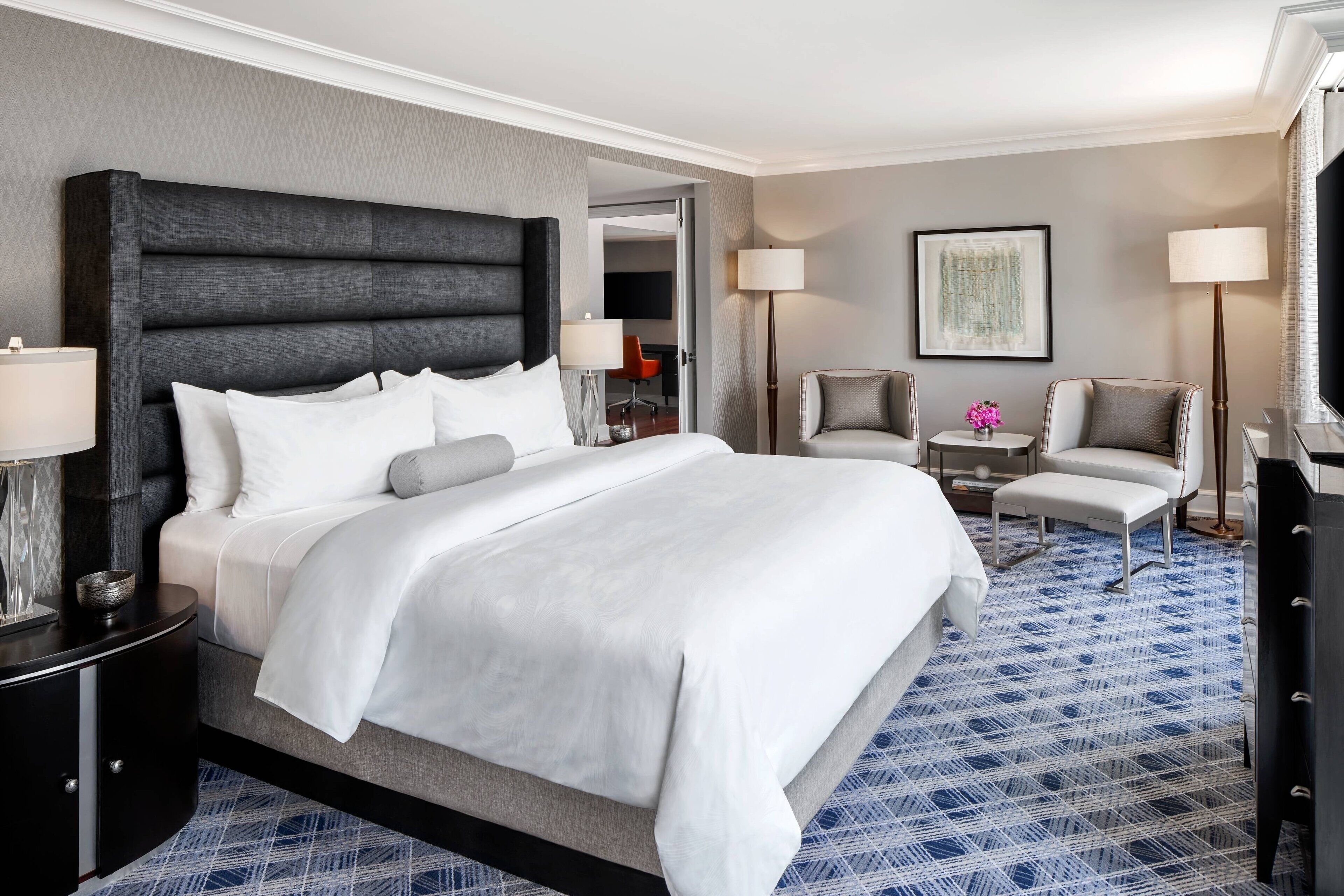 أغطية فراش متميزة وخزنة داخل الغرفة وبديكورات فريدة لكل غرفة ومكتب