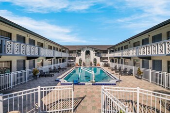 Pool (outdoor) at Quality Inn & Suites Altamonte Springs Orlando-North