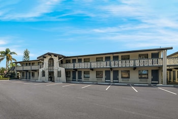 Hotel Exterior at Quality Inn & Suites Altamonte Springs Orlando-North