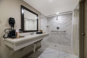 Caja de seguridad en la habitación y escritorio