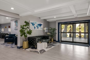 Hotel entrance and lobby at Quality Inn & Suites Altamonte Springs Orlando-North